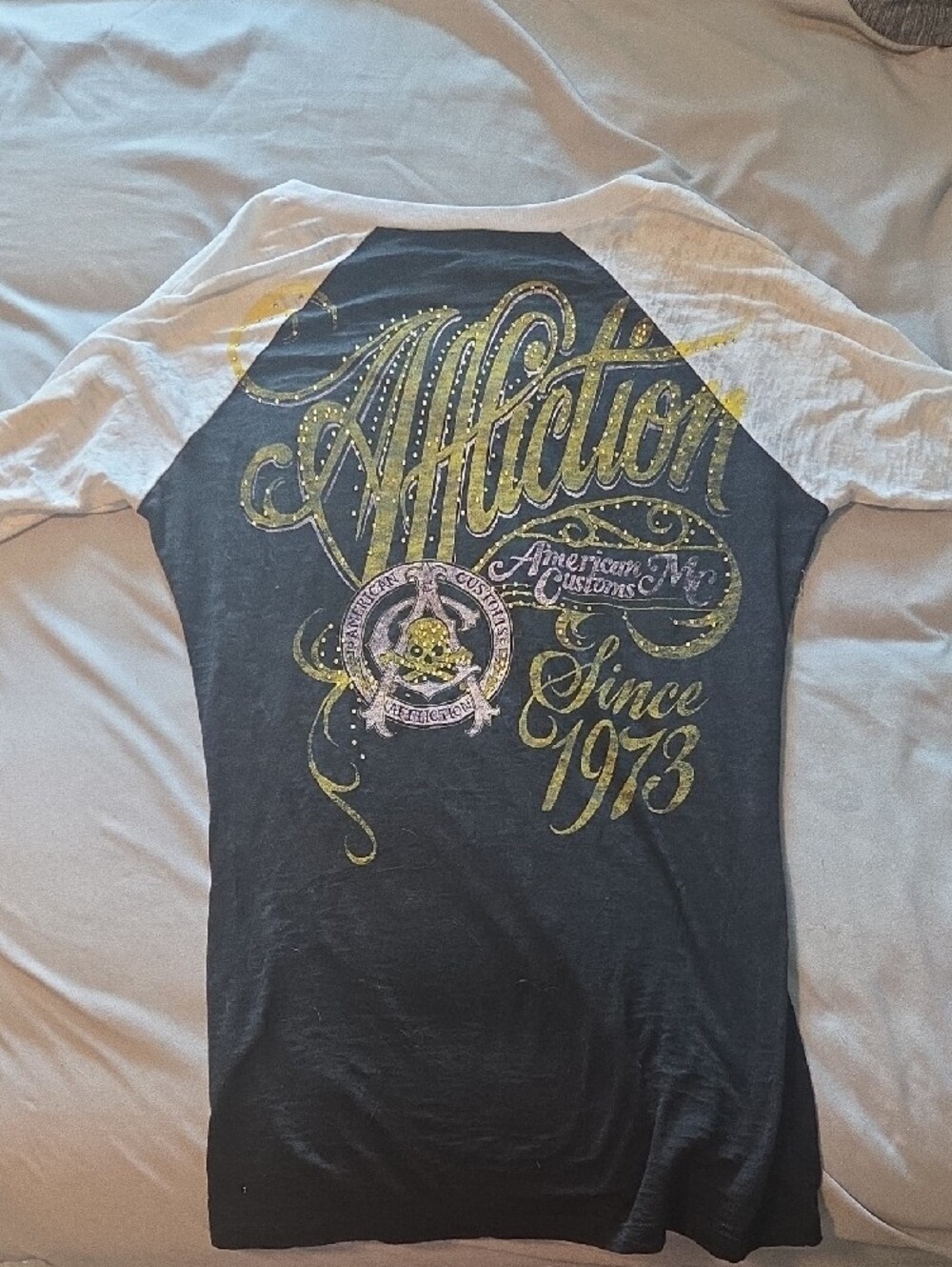 Affliction Black and White Raglan Skull Crest Tee V-neck W Sz L - Picture 5 of 5